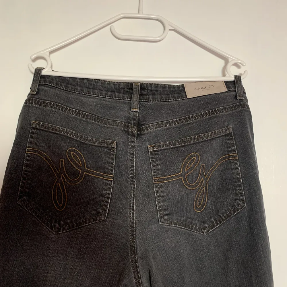 Gant jeans, midwaist/lowwaist, straight leg, märkta med stl 42 men passar S🫶. Jeans & Byxor.