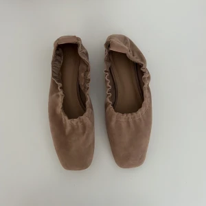 scrunched ballerinaskor  - scrunched ballerinaskor i dov beige/rosa färg. använda 2-3 ggr så inga tecken på användning. från hm o i strlk 37. 🤍