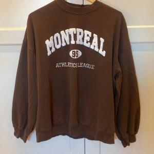 Oversized tjocktröja - Älskar den här basic tjocktröjan ifrån H&M.💘 Jag säljer tröjan för 190kr eftersom original priset är 300kr. Har endast använt få gånger eftersom det inte riktigt är min smak längre. Tröjan är typ slutsåld i många storlekar och är ganska populär.💘😻