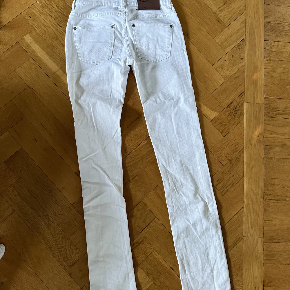 Säljer dessa vita jeans från crocker i storlek 26/32 tror jag . Jeans & Byxor.