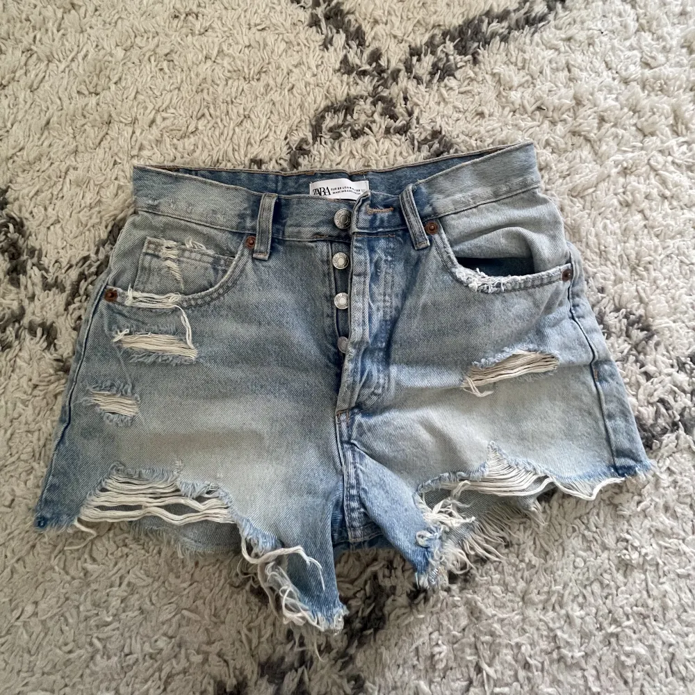 Så fina mid waist jeansshorts ifrån zara med slitningar!! Aldrig använda💘 Slutsålda.. Shorts.