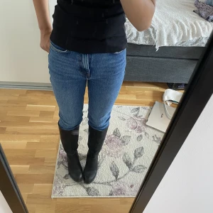 Jeans - Fina jeans från Primark. Passar med höga stövlar 💖Tror även de kan bli fina om man klipper de till shorts. Pris går att diskutera 
