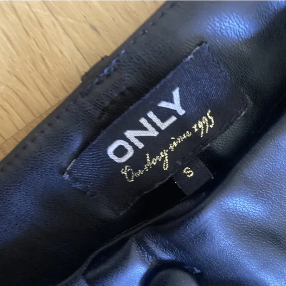 Svarta läderbyxor ifrån veromoda som är helt oanvända. Jeans & Byxor.