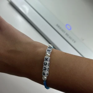 F*ck ed armband  - Ett ”f*ck ed armband. Armbandet på bilden är i stolle s men finns att göra i olika storlekar. Önskas det en annan text så är det bara att skriva. Ett blått armband. Samt fri frakt! 💗