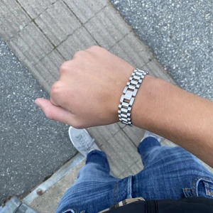 Thick watchbracelet  - Justerbar  Vid köp så får du med en justermaskin så du kan justera den till din storlek. Rostfritt stål