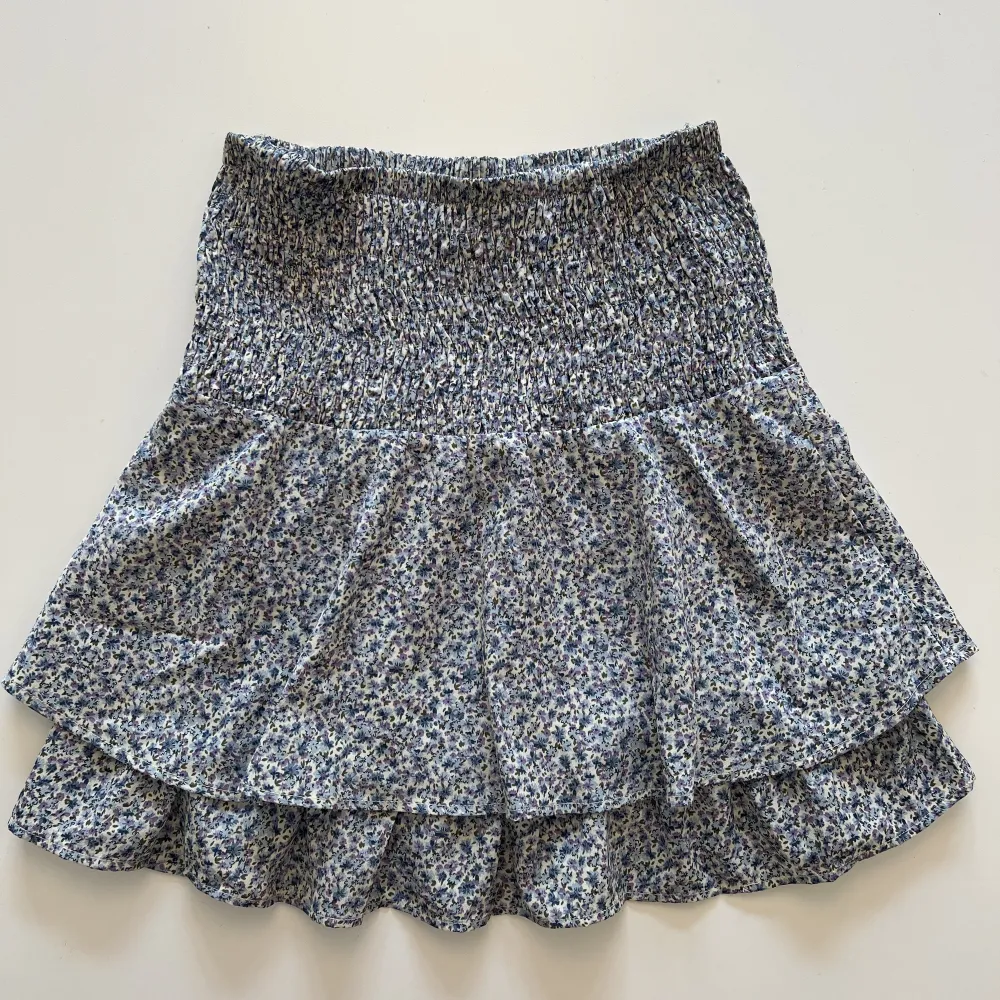 Blå blommig kjol från grunts barnavdelning 🩵Strlk XL för barn så skulle säga att den passar S i vanliga storlekar. Kjolar.