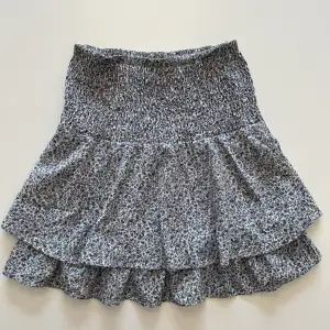 Blå blommig kjol från grunts barnavdelning 🩵Strlk XL för barn så skulle säga att den passar S i vanliga storlekar
