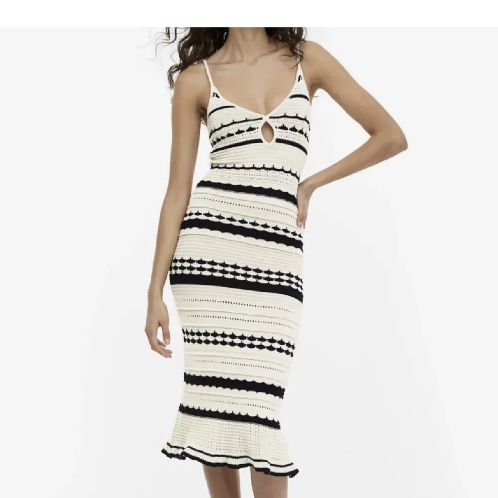 Helt slutsåld klänning från H&M i virkat tyg med stretch! Aldrig använd endast testad🫶🏼 . Klänningar.