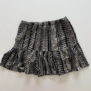 MÖNSTRAD KJOL - Svart vit mönstrad kjol 🤍 