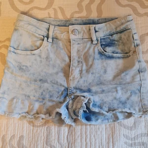Ett part blåa shorts. Är i storlek 158. 30 kr + 15kr frakt - Har använt några gånger. Är i storlek 158. Är från HM.