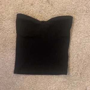 Tube Top - Kort tube top från Gina i storlek xs som är super söt 💘