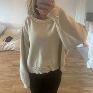 Stickad tröja - Stickad tröja från Carin Wester, storlek L men liten i storleken. Använd ett fåtal gånger så jättebra skick😊.