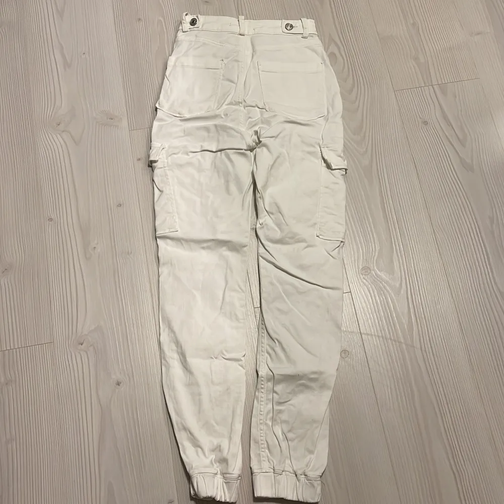 Cargopants från BikBok i vit, stl 34. Inga fläckar, missfärgningar eller defekter! Lite tajtare i modellen. . Jeans & Byxor.