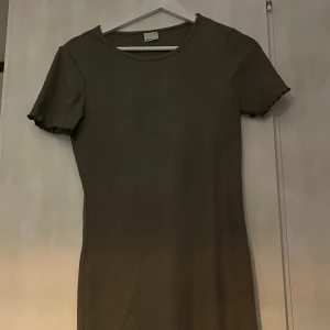 Klänning - (Tryck inte på köp nu) söt basic klänning från Gina tricot som går ner till knäna❤️