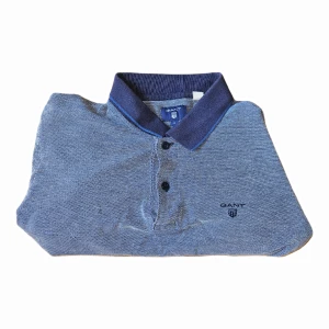 Gant Piké - Säljer blå gant piké i fint skick som bara behöver en enkel strykning. Storlek S. Nypris 599kr