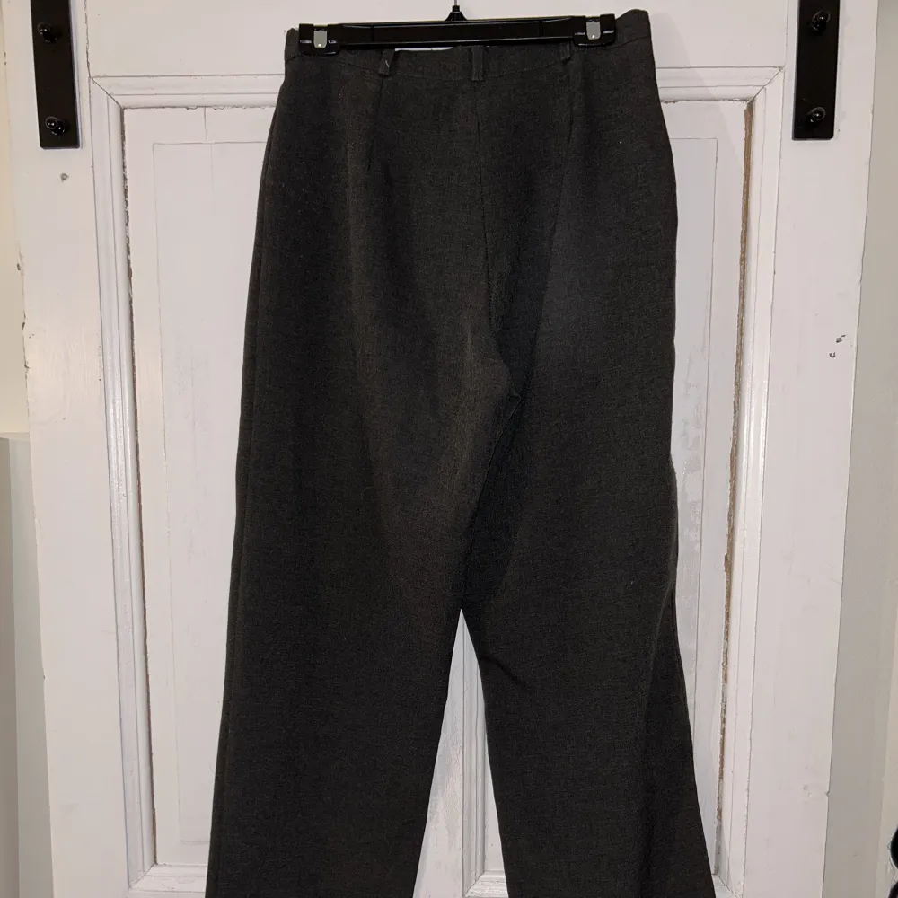 Här har ni ett par vintage mörkgråa kostymbyxor från Caraco Paris som tyvärr var för stora för mig. Storlek står inte men skulle säga storlek 40 🕺. Jeans & Byxor.