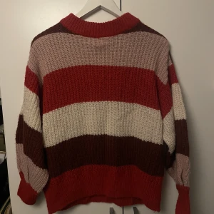 stickad tröja monki - STORRENSNING !  Jätte söt färgglad tröja från min monki super br skick 