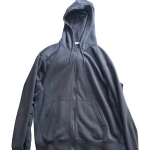 Weekday ziphoodie - Snygg ziphoodie från weekday i färgen druva🍇. Riktigt skön och i bra skick 8/10. Sitter lite lättare på kroppen🌬️