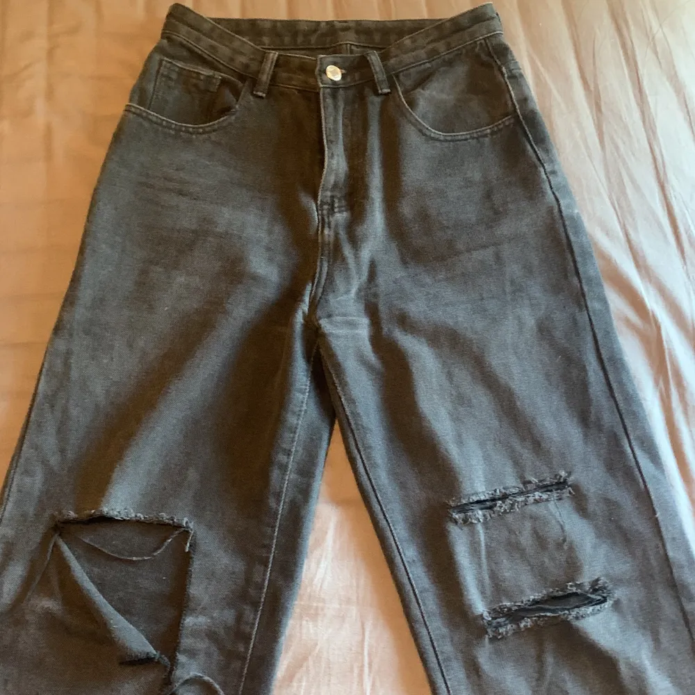 Jeans från shein i storlek xs. Säljer pga att de inte används. De är svarta/ mörkgråa.. Jeans & Byxor.