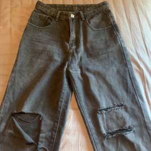 Jeans från shein i storlek xs. Säljer pga att de inte används. De är svarta/ mörkgråa.