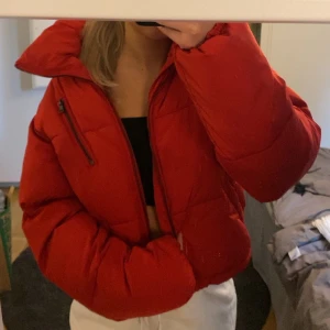 Dunjacka från Nakd  - Dunjacka från Nakd som är lite croppad i modellen🤍🤍🤍nypris är kring 499kr🤍🤍