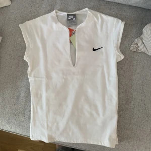 Nike tröja - Skitcool vintage nike tröja, oanvänd med lapparna kvar!🫶🏼