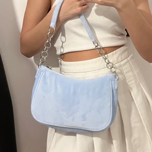 Supersöt ljusblå väska  - Ljusblå handväska, får plats med det mesta. Har inte används tidigare och är i nytt skick.