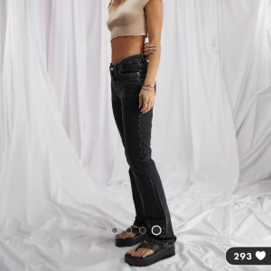 Bootcut jeans - Säljer dessa snygga bootcut jeansen från Asos då de tyvärr är lite stora för mig därav kommer de inte till någon använding. De är använda fåtal gånger så iprincip i nyskick! Hör av er om ni vill ha fler egna bilder!🥰💕 frakt tillkommer