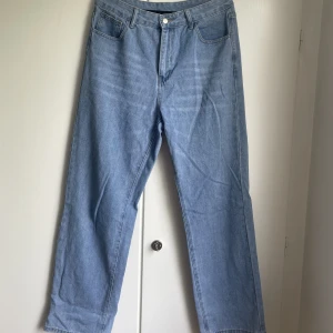 Snygga Jeans - Blåa jeans från Shein, strl L men passar även M. Jättesnygg passform men lite för små. Endast testade! 