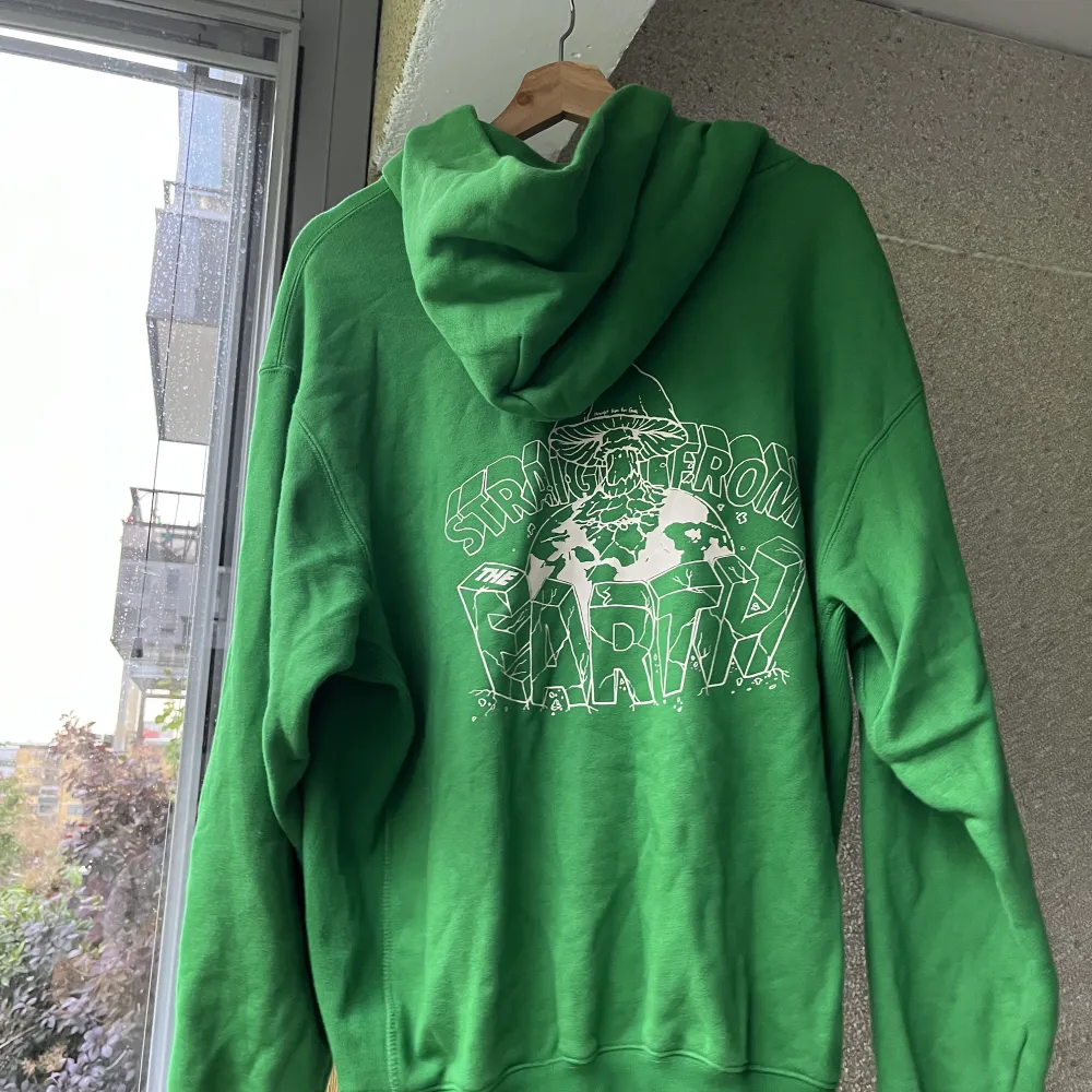 Snygg hoodie i storlek Medium men funkar i storlek Large och XL, den den är oversizead.. Hoodies.