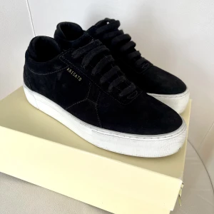 Axel Arigato Platform Sneakers - Axel Arigato Sneakers som endast är använda 1 gång. Skick 9,5/10. Nypris 2500 kr. 