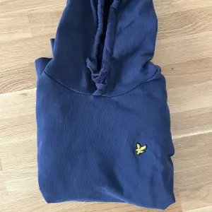 Blå hoodie från Lyle & Scott.  Fynda!  Återupplagd för att erbjuda fri frakt