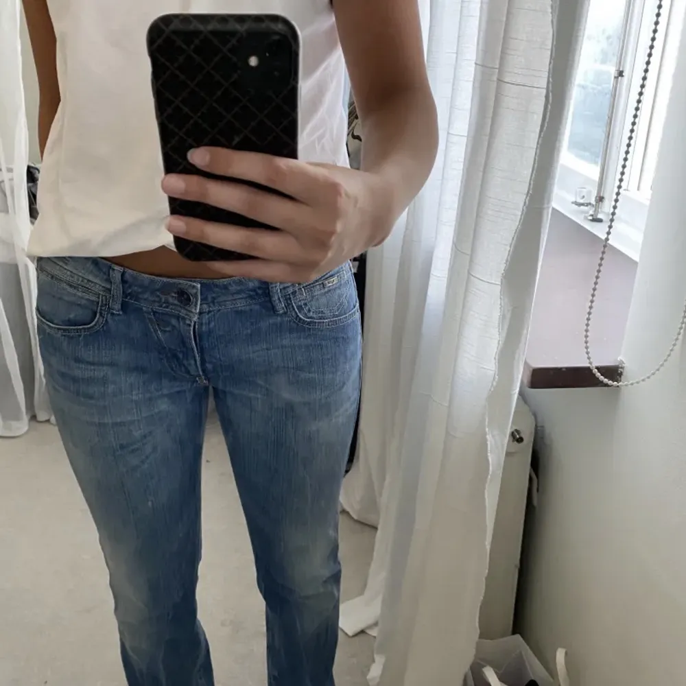 Säljer dessa sjukt fina lågmidjade jeans i straightleg fit då de tyvärr inte passar mig i storlek! Knappt använda och perfekt nyskick 🤍 köpte för 900kr. Skriv för mått, pris kan diskuteras! . Jeans & Byxor.
