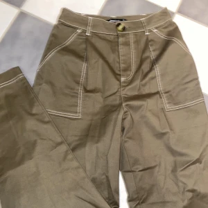 Cargo byxor från Gina - Aldrig använda. Passar mig som har 36, Militärgröna, från Gina. Pris diskuterbart
