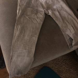 Grå Bianco jeans med fina detaljer 