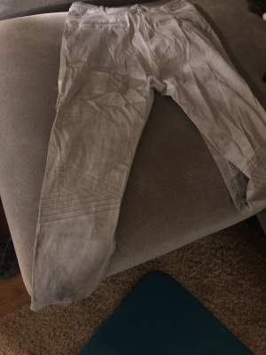 Grå Bianco jeans med fina detaljer 