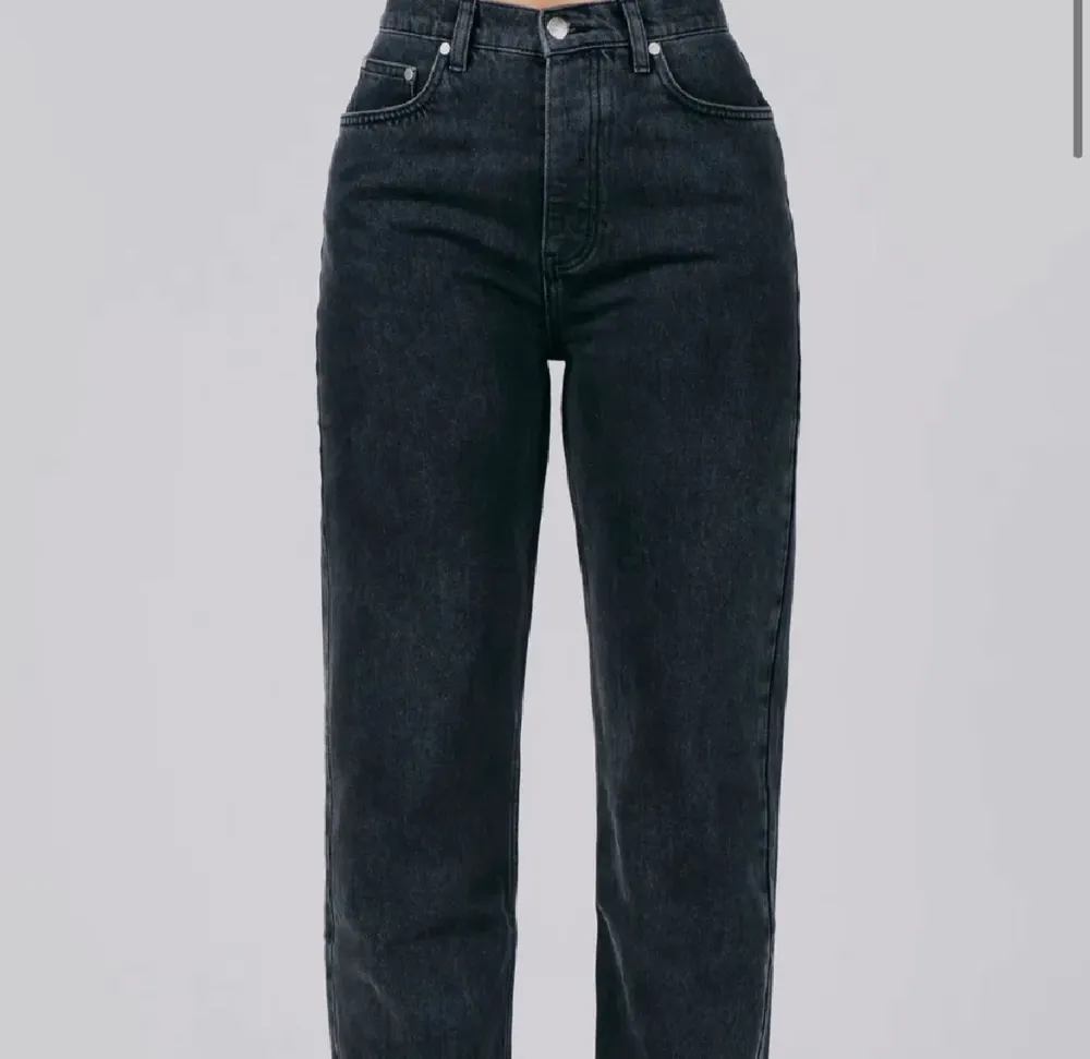 Svarta a dsgn jeans i stl XXS. Använda men i fint skick! Pris 300kr plus frakten (nypris är 699)🤍🤍(säljer även ett par i XS). Jeans & Byxor.