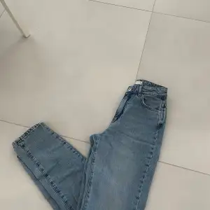 Fina jeans från Gina tricot nästan aldrig använda. Säljer för att de är för små