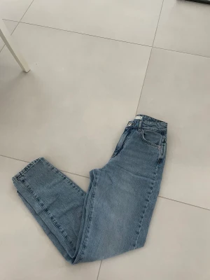 Jeans  - Fina jeans från Gina tricot nästan aldrig använda. Säljer för att de är för små