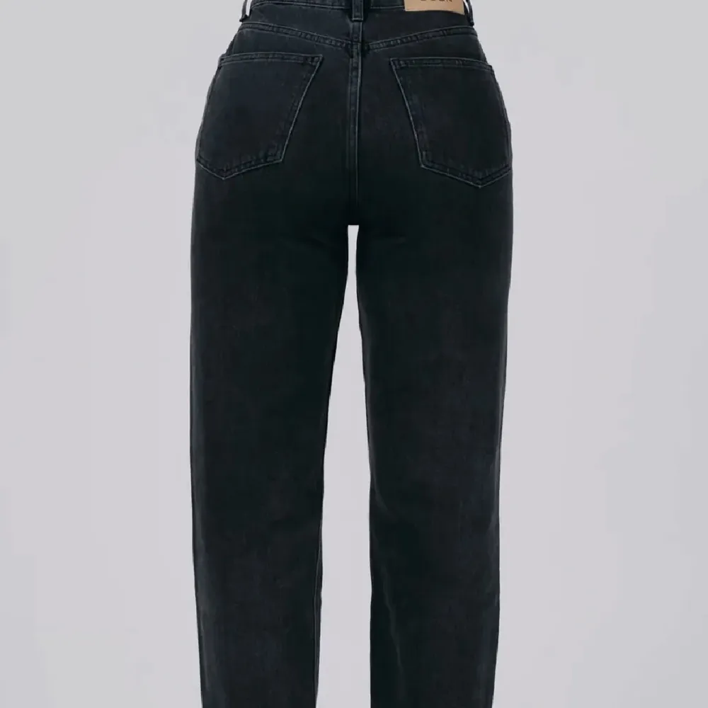 Svart gråa a dsgn jeans i stl XS. Använda men i fint skick. 300kr plus frakt (nypris är 699)💕💕(säljer även ett par i stl xxs). Jeans & Byxor.