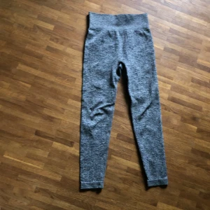 Träningsthingts  - Ett par träningsthingts som är väldigt stretchiga ochbpassar dem flesta