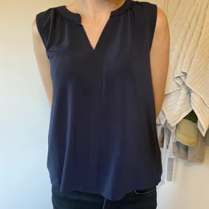Blus - Marinblå blus. Ser väldigt mörk ut på bild men i verkligheten ser man att den är blå ❤️