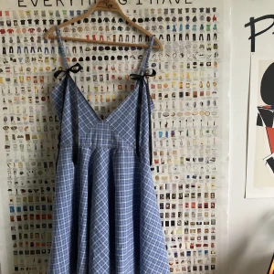 Blå klänning - Jag sydde denna som ett projekt men då jag ej använder klänningar säljer jag den nu. Den är runt storlek M och rosetterna är bara två siden band man kan ta av om man vill:)