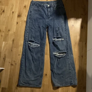 Jeans - Blåa pösiga jeans