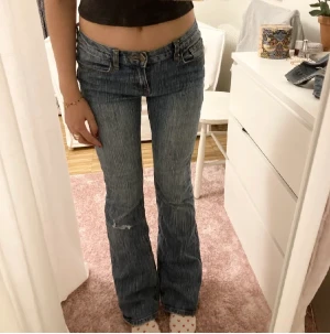 Lågmidjade Bootcut jeans  - Jättefina jeans köpta från PLICK aldrig använda då de är för stora för mig. Enda defekten är hålet på knät som jag tycker är snyggt men såklart är det en smak sak.