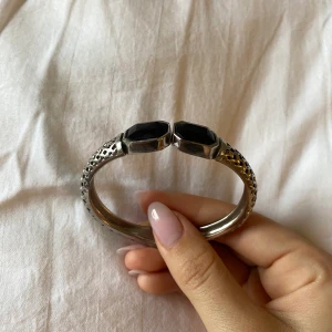 Armband - Säljer detta snygga armband i rostfritt stål. Fick av min mormor men är tyvärr för stort för mig💕skriv vid frågor☺️