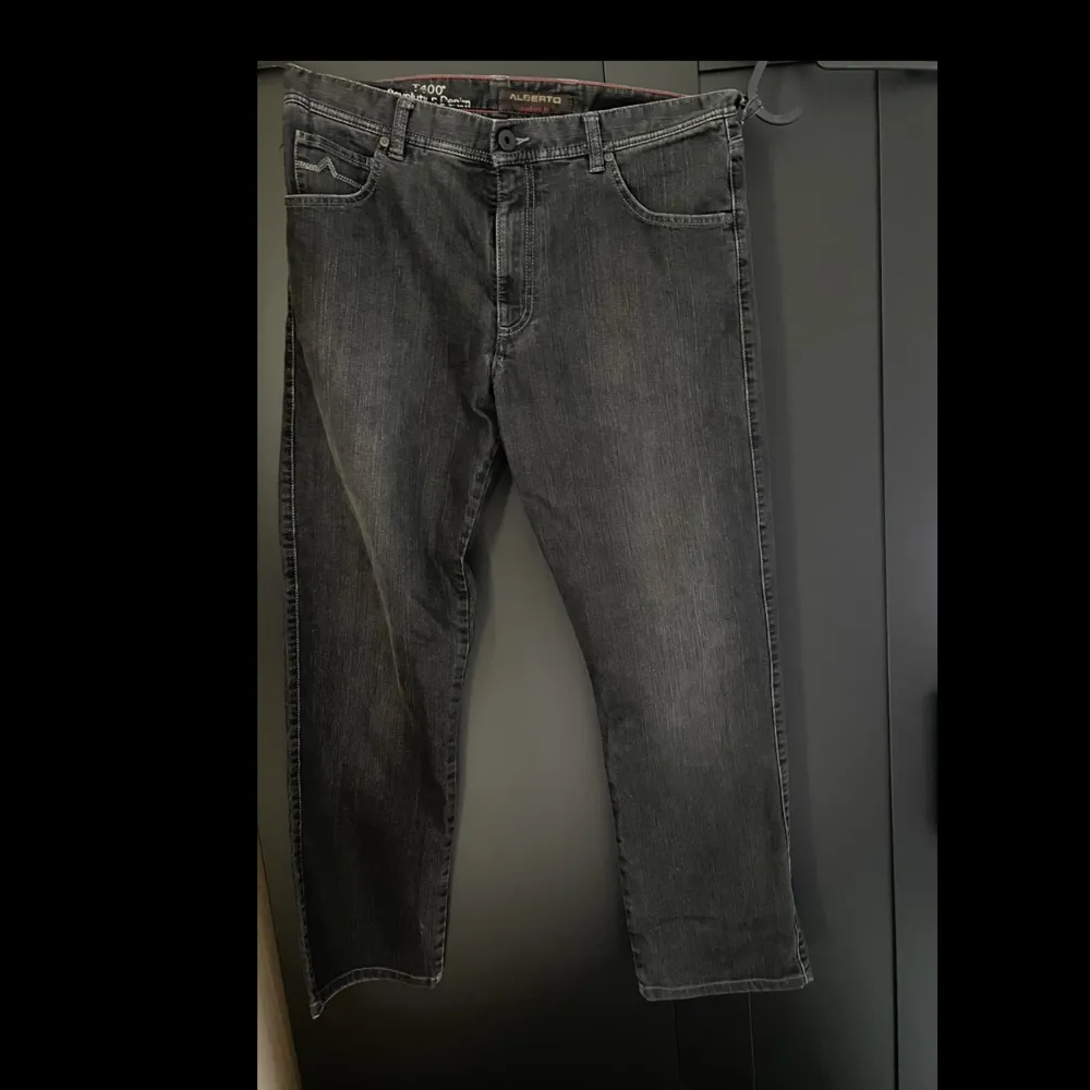 Mörkgråa vintage jeans från ALBERTO i mycket bra skick. Jeans & Byxor.