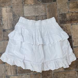 Super söt vit kjol som är köpt på Zalando för ett tag sen! Som ny då den knappt är använd🥰🥰vet inte storlek så uppskattar bara