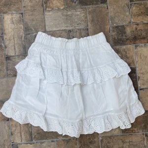 Vit kjol - Super söt vit kjol som är köpt på Zalando för ett tag sen! Som ny då den knappt är använd🥰🥰vet inte storlek så uppskattar bara