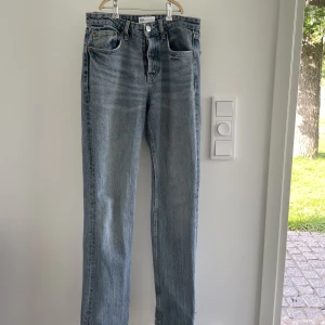 Jeans från Zara - Säljer mina fina populära jeans från Zara. Jag är 167 och de är något långa på mig. 